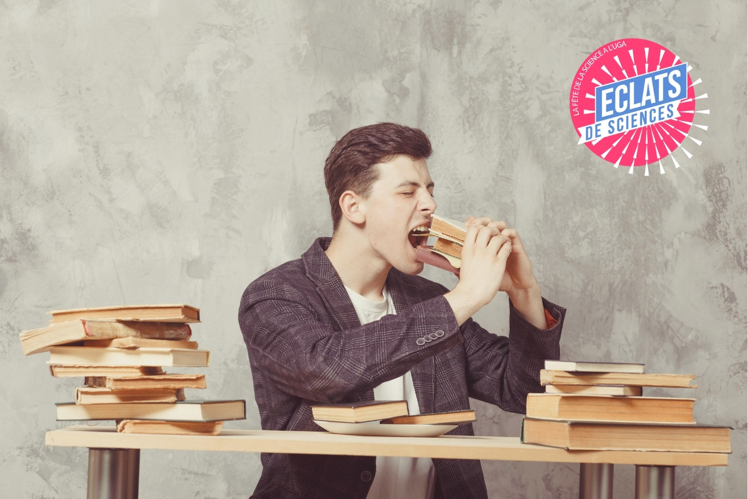 Un homme en train de manger des livres